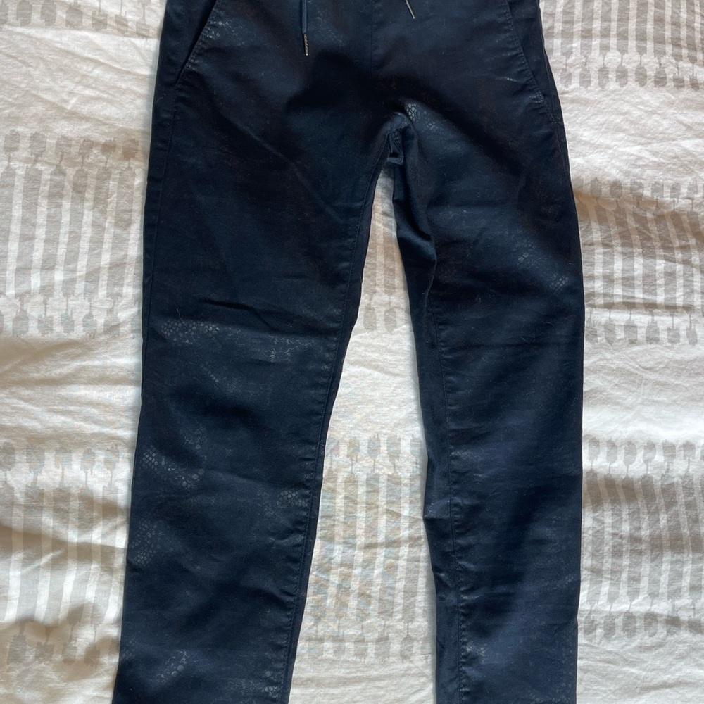 Super comfortable and stylish! Blue snakeskin patter with drawstring.